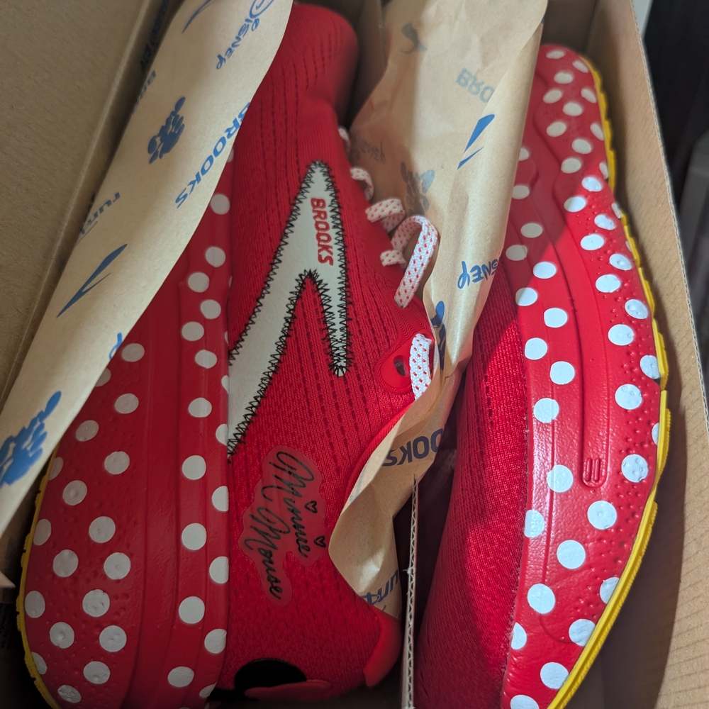 Brooks Womens 9.5W runDisney Ghost Max 2 Red Polka Dot Minnie Mouse Sneakers